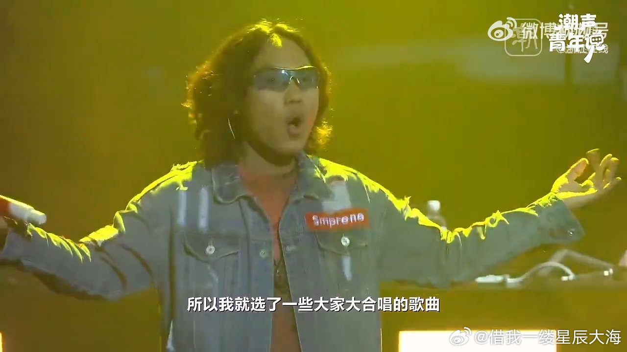 #侯浪救场李克勤0彩排2小时唱20首歌##侯浪全程不靠提词器从容开唱# 看完潮声青年说的独家专访才懂，侯浪这场神级救场靠的是专业和实力，两小时近20首歌不带提词器，稳稳接住了彼此。 ​