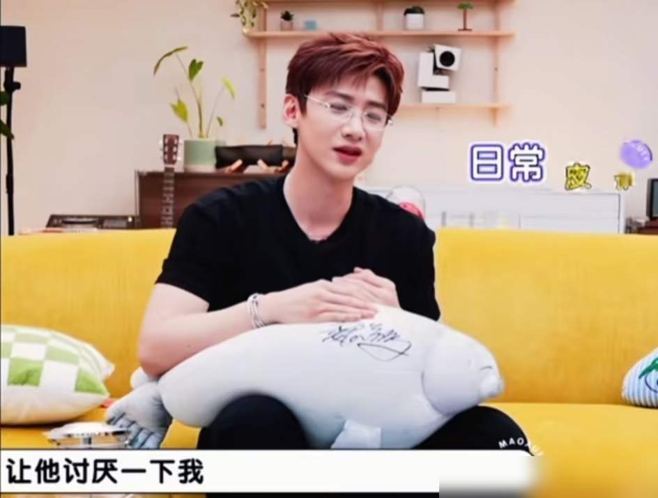 白敬亭直接给井柏然发准备搬出去吧，这是要把人从家里轰走？
结果井柏然不慌不忙回一句，去年你顺走我那件外套，先还了再谈搬家。
俩人从《我们战斗吧》掐到现在，十年了。互相抢贵公子头衔，白敬亭出门前得提前一周搭衣服，生怕输给井柏然。井柏然剧宣放话热度破万送房送私服，白敬亭秒回谢谢直接认领。
井柏然还