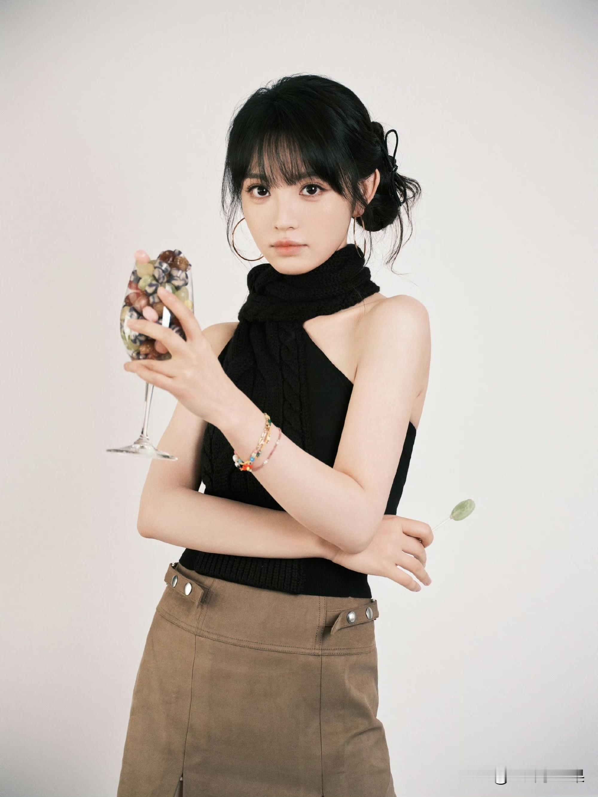 《田曦薇：酸甜系少女的糖罐时刻》   黑针织裹着松弛的甜，驼色裙坠着轻...