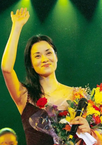 毛阿敏出名挣到大钱后，干的第一件大事，就是掏钱在上海给两个亲哥哥一人买了一套房。她不是在施舍，她是在还债，还的不是账单，是命。

主要信源：（人民网——毛阿敏：节目中的大女人 生活中的小女人）

毛阿敏1963年出生于上海，家中长辈多在普通工厂上班。

父亲在染化系统做工，母亲在棉纺厂当挡车工。