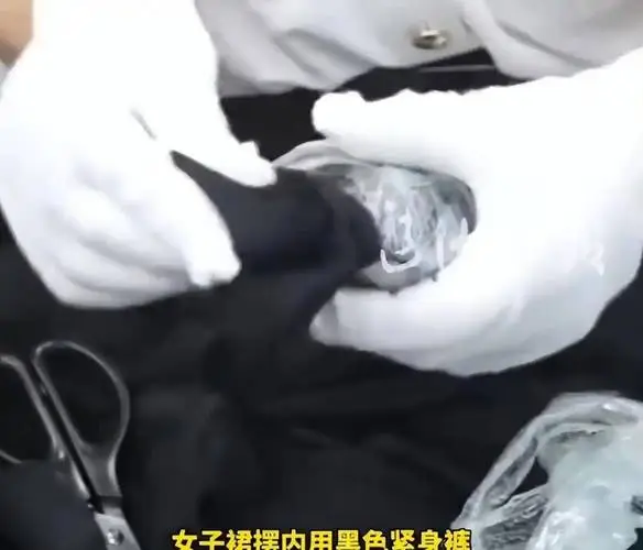 黑色长裙里藏着 “移动鱼塘”？