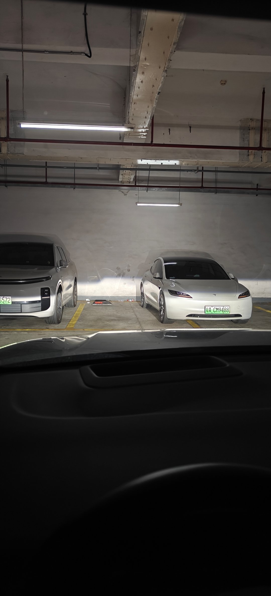 刚停好车，就发现对面一辆想怎么停就怎么停的理想，好刺眼！！！ 理想车主...