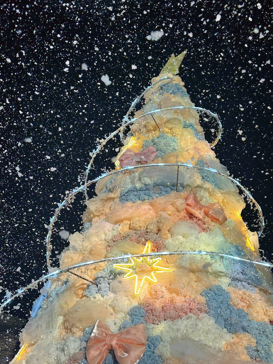 杭州！这是降雪量zui大的圣诞树了吧！🎄❄️