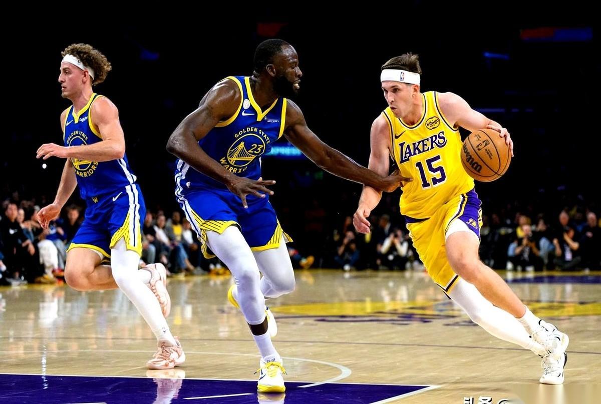 消息砸下来了，季后赛G3，里夫斯要复出。 火箭队的教练，刚画好的战术板...