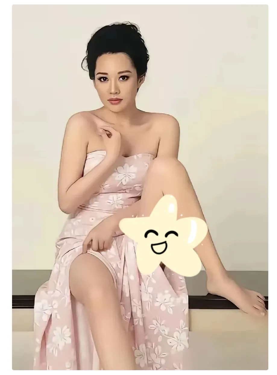 56岁许晴一露面，直接看破防多少人！黑裙一穿，腹肌线条清清楚楚，背薄胳膊细，哪像快六十的人？

人家不婚，好多人替她可惜，可你看这状态，需要谁心疼？恋爱没感觉就撤，不将就、不凑合，自己就是最硬的底牌。

五年自律练出来的身材，不是为了取悦谁，是给自己挣选择权。女人的底气从来不是别人给的，是自己一寸一