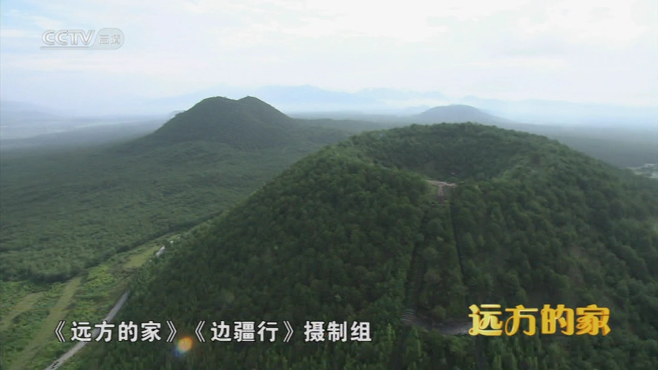 云南腾冲市的死火山口，已发现99处，形态完整的23座。最早喷发于90万年前，最晚喷发于390多年前，即《徐霞客游记》中记载的打莺山火山。央视记者乘坐热气球拍摄于2011年。现代社会可以用无人机航拍出更好的效果（后三图来自于网络）。明末徐霞客称腾冲（腾越）为极边第一城，在此地逗留时间较长。北面 ​
