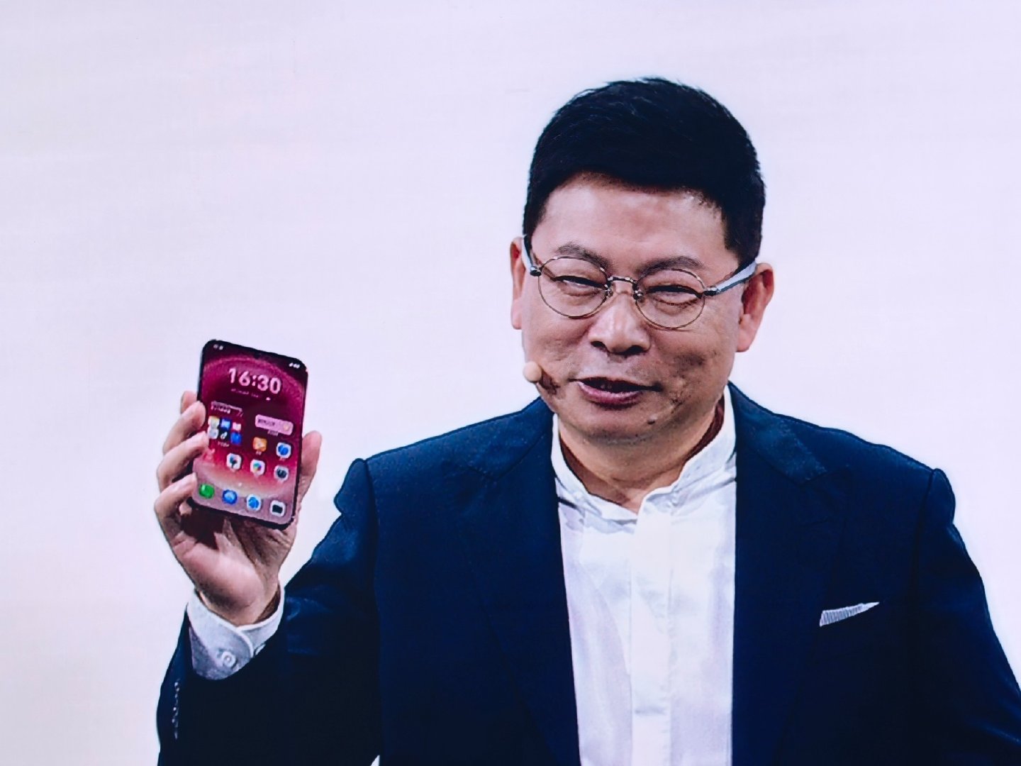 #华为PuraXView#发布会刚看完。官方说这是全球首款阔直板——16:9阔直屏、7000mAh、6.68mm薄。看剧爽，打游戏视野宽，7000mAh电池塞进6.68mm机身，这个有点狠。#华为PuraXView# ​