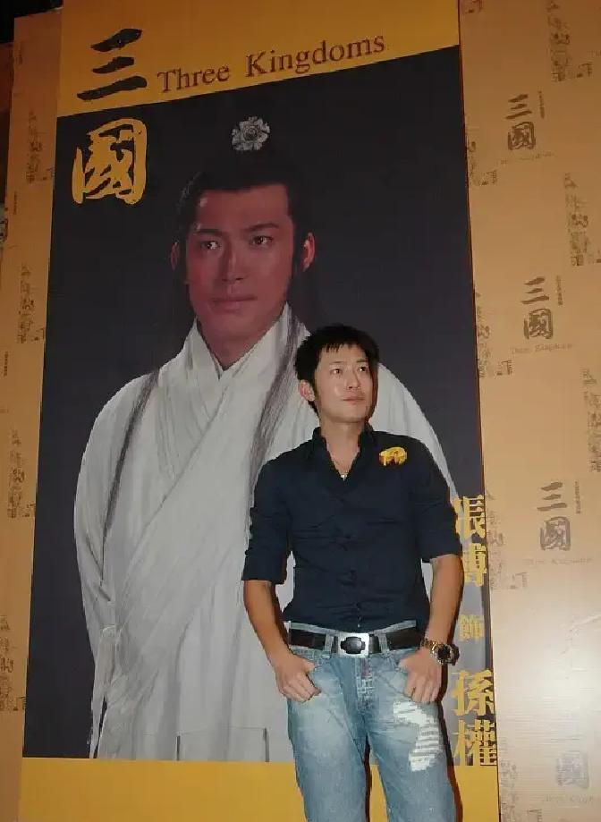 终于发现了，为什么三国影视剧里，几乎没有一部，演到孙权死亡的
翻遍所有三国题材影视剧，几乎没有一部肯拍到孙权离世，我之前纳闷了好多年，直到最近捋完时间线整个人都傻了。

公元252年春天，71岁的孙权在病榻上弥留。侍从小心翼翼地围着，药汤的热气在凝滞的空气里上升、消散。他偶尔会望向宫门外，眼神空洞，