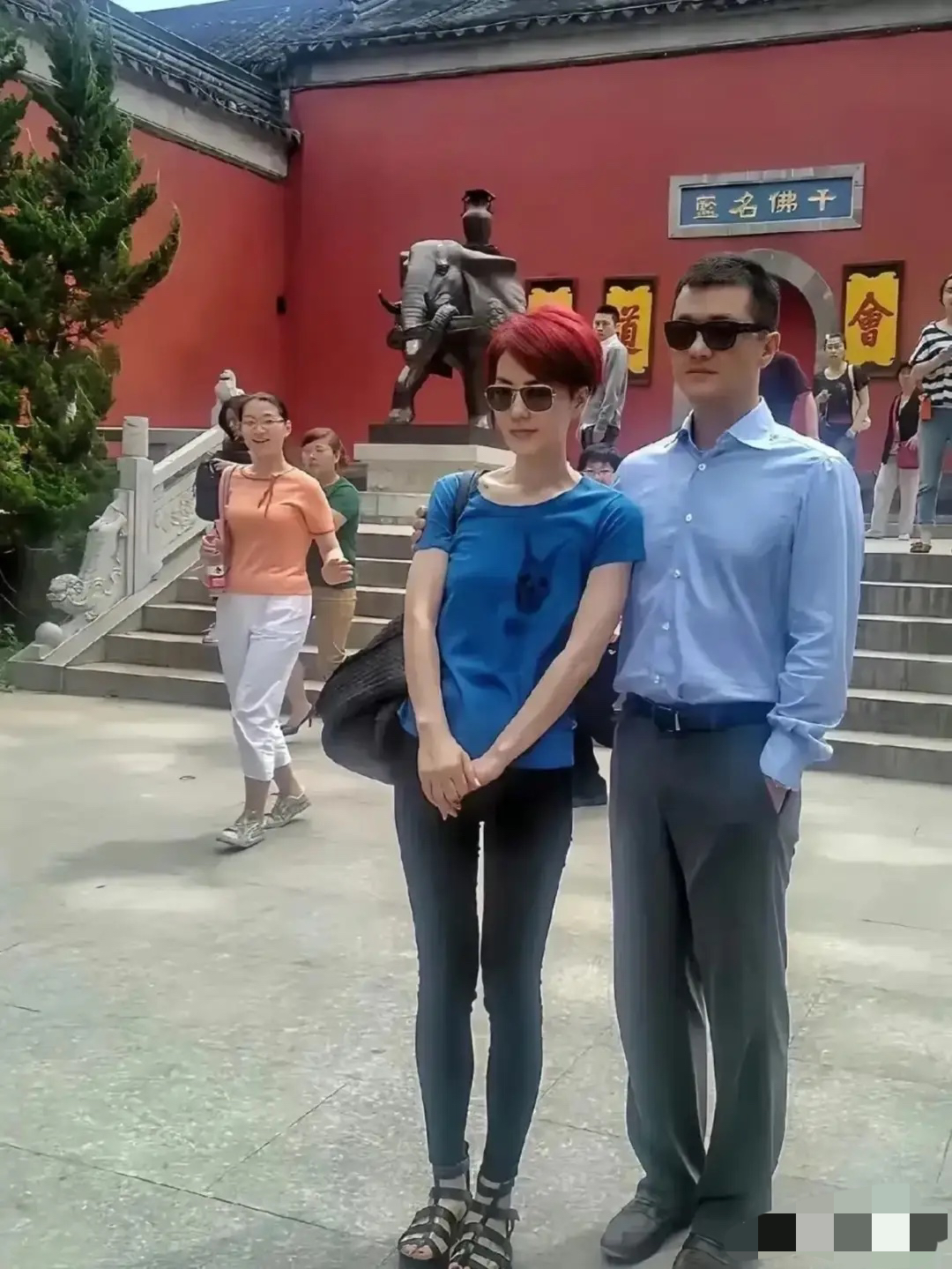 身体姿态真的骗不了人，这是2011年，王菲和李亚鹏在南京栖霞寺的合影。
当年王菲和李亚鹏跟普通人一样，夫妻恩爱，结伴出游。

一张旧照片，一下子把大家拉回到十多年前的时光。那时候两个人还是旁人眼中令人羡慕的夫妻，放下明星的光环，一同去到寺庙散心游玩。镜头之下，两个人并肩站在一起，距离很近，神态放松自