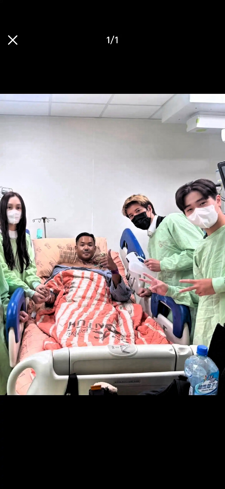 一个常年健身、不抽烟少喝酒、才四十多岁的男人，心血管竟然堵到超过90%。
陈建州这次心梗，让人后背发凉的，不是明星住院，而是它打破了很多人的错觉：身体看起来壮，不等于血管一定安全。

术后首次露面，他对着镜头竖起大拇指，状态看着还不错，也说可能和熬夜、睡眠不足有关。人已经转到普通病房，算是有惊无险。