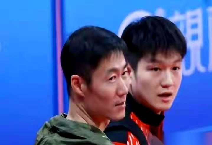 世界乒联中国大满贯赛刚收拍，摆在王励勤面前的账本，比输球本身还要扎手。
日本队的松岛辉空靠着一手怪异的左手生胶，硬生生切下了男单冠军；张本美和前三板打法凶悍，每一次反手爆拧都直冲国乒女线的防区。更紧迫的问题是：等洛杉矶奥运会打完，孙颖莎、王楚钦这批核心主力退下巅峰，谁来顶住这两头冲劲十足的年轻猛兽？