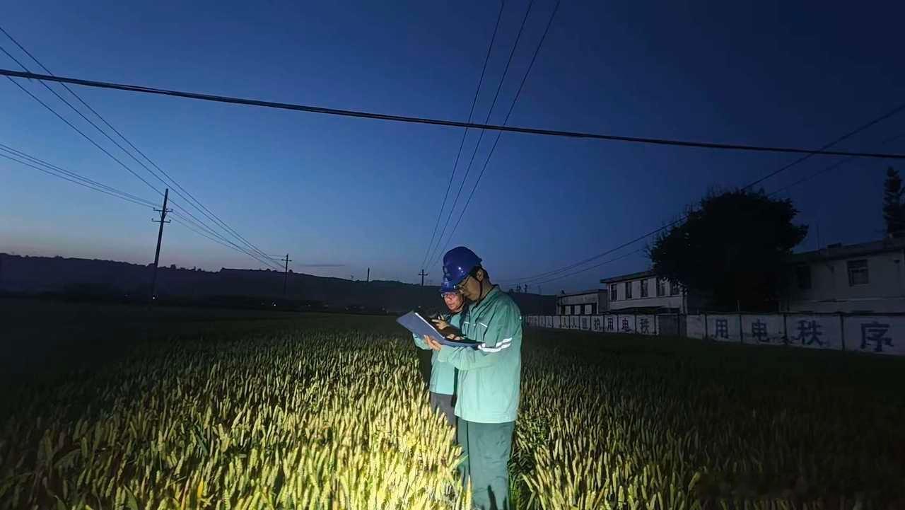 【眉县公司：开展夜巡测温 保障可靠供电】5月28日，眉县公司组织人员对...