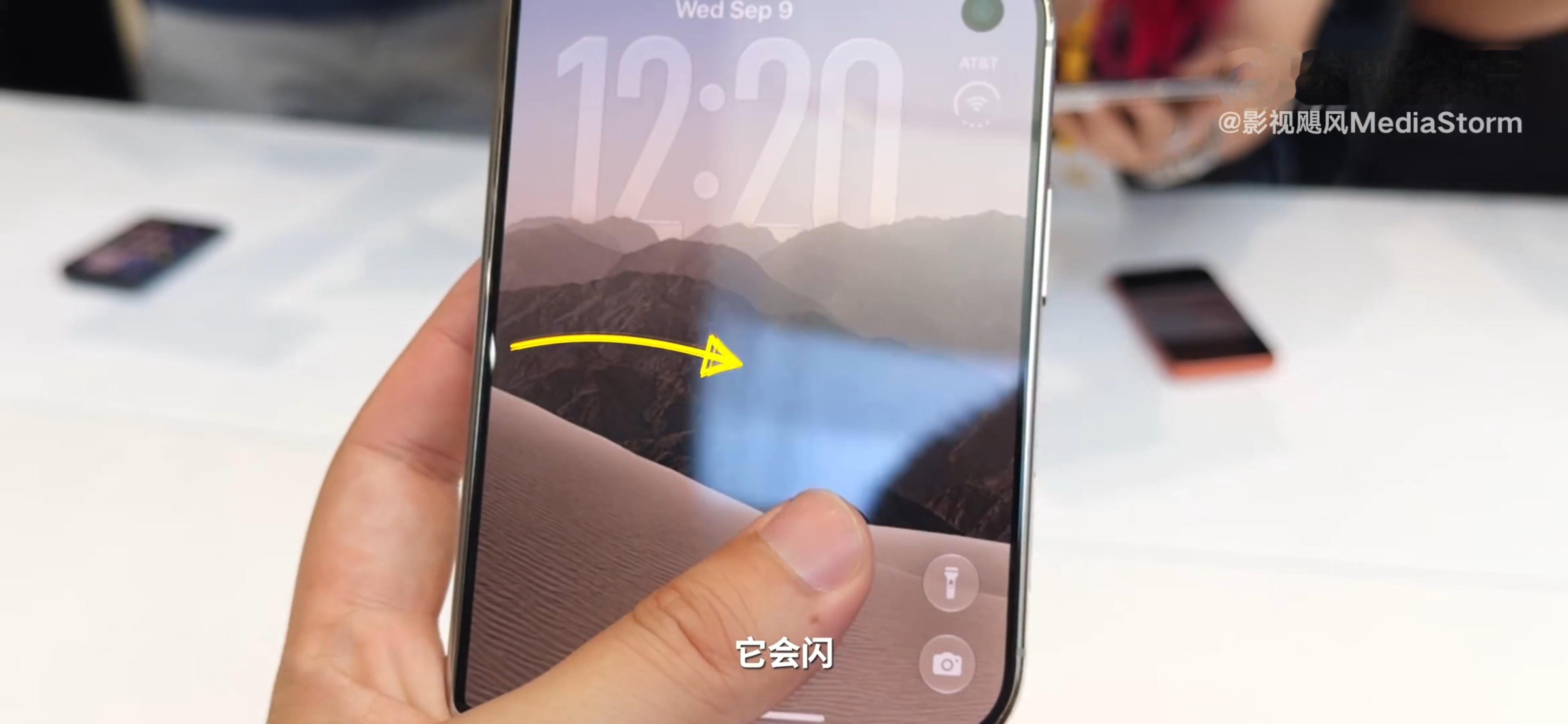 #影视飓风Tim反掰iPhoneDuo被质疑#
直板机都能做掰弯测试，到iPhone Duo这轻轻掰一下，有什么可质疑的？

折叠屏本来就应该接受不同维度的可靠性测试，反向弯折确实不属于正常使用场景，但拿“不是正常使用”来否定，我觉得就有点说不过去了。

还有果粉说这是“暴力测试”，真给我看乐了。

如果这都 ​