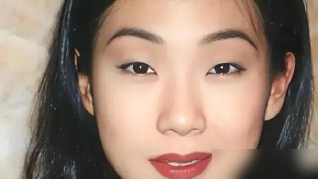 67岁李宗盛牵着千惠逛古董店，转头一个电话打给了前妻朱卫茵，就为说句“对不起”。
那是04年，他跟林忆莲刚离。朱卫茵先来的电话，没哭没闹，就问了句“你还好吗”。挂了电话李宗盛坐不住，主动拨回去，说当年对不起你。那头沉默几秒，回他：都过去了，你好好过。
后来他改《山丘》的歌词，把“越过山丘，才发现