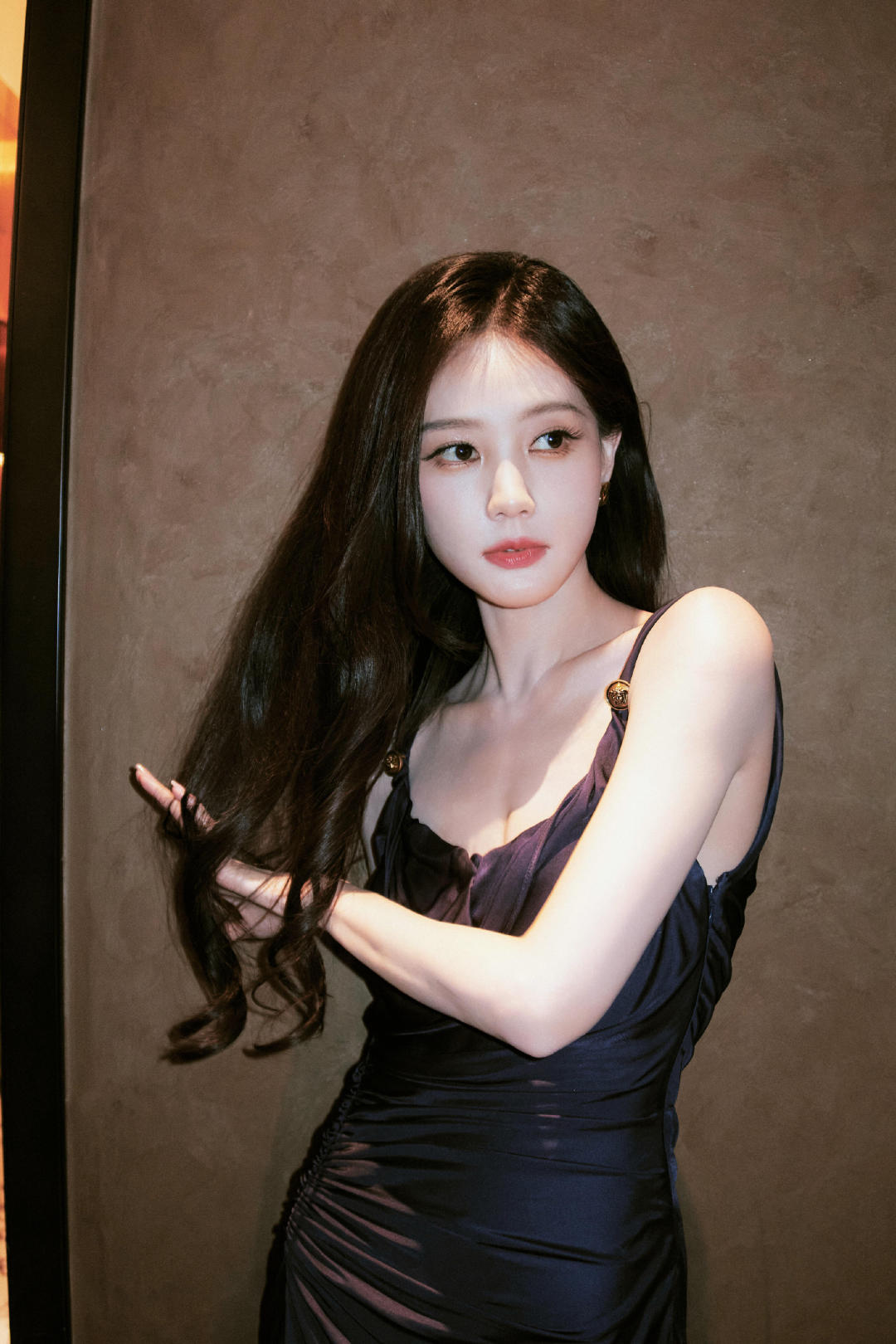 . #李一桐原ID换不回来了# 李一桐的微博名改不回来了，在线征集新ID，这操作又好笑又可怜。被平台规则卡住的无奈感太真实了，但她积极面对的样子也很可爱。希望新ID能让她满意，继续带来更多精彩内容。 ​