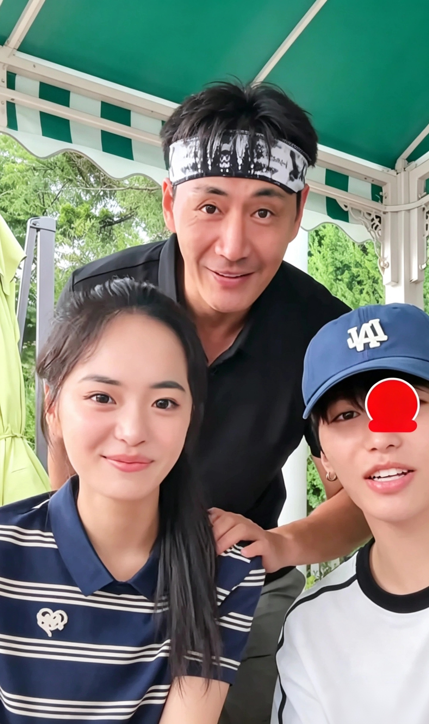 邵兵与一双儿女罕见同框，龙凤胎完美复刻父母颜值基因