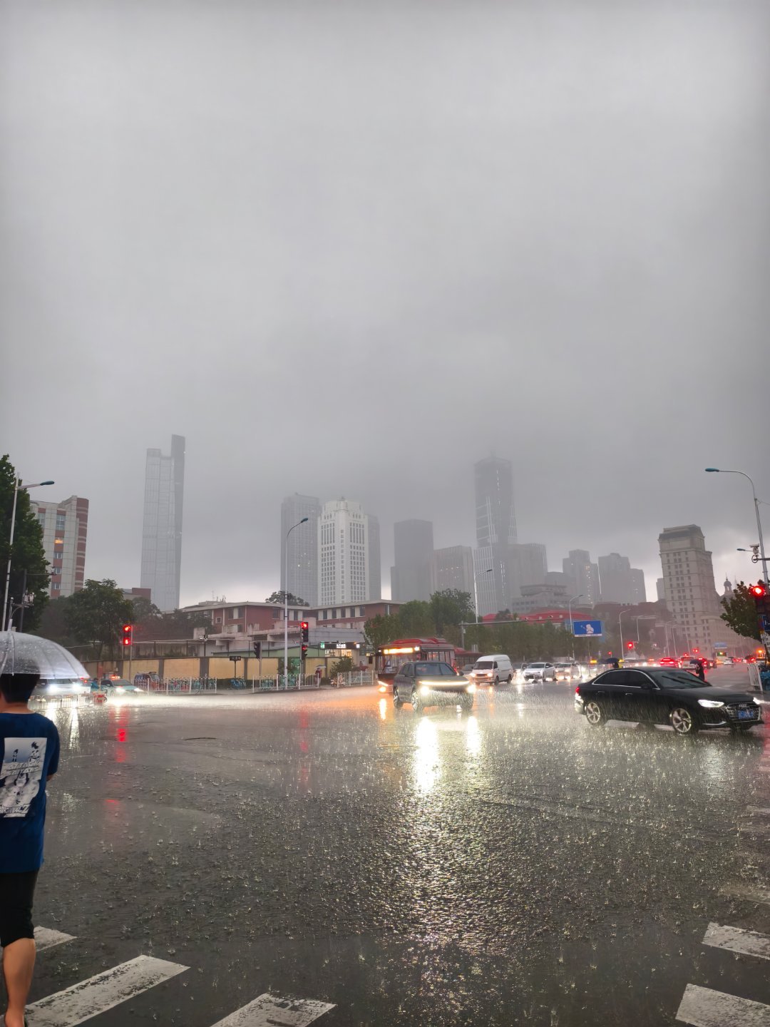 冒着大雨检查完智齿溜达到天河城顶层，碰到好多人围着拍，问了路人才知道是...