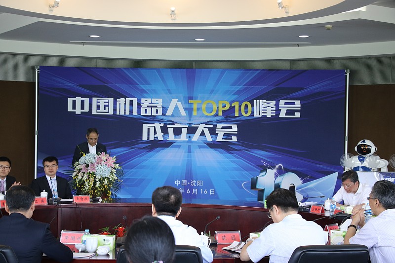 最近机器人板块的热度真的压不住，机器人ETF（159551）标的指数单日最高冲了7%，不少人都在问现在能不能直接梭哈建仓。
现在产业端的利好确实堆得很密，特斯拉Optimus V3已经启动批量生产，2027年底要做到2万台/周的产能，OpenAI下场自研人形机器人