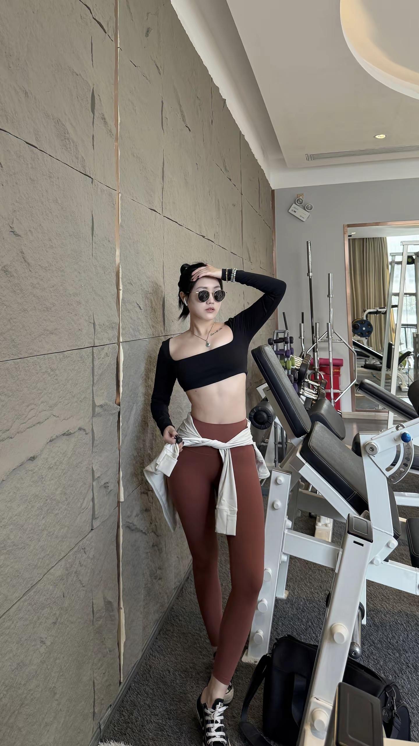 <p>自律的顶端就是享受孤独 爱健身的小姐姐 见人不如健身 健身 瑜伽...