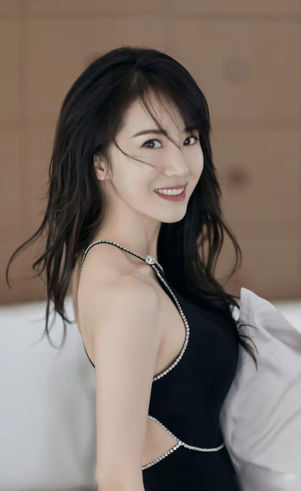 李念当年演完海藻就嫁了，全网等着看她被豪门退货的笑话。结果她删几条动态、发一句一个人走路好辛苦，立马被解读成婚变实锤。后来上节目才说清楚，那天就是一个人拎着大包小包给孩子买东西，赶上大雨打不着车，蹲路边躲雨时随手发的。
她老公林和平做投资的，被她亲口拆穿不算豪门，北京一套婚房，出门旅游租房住，收入