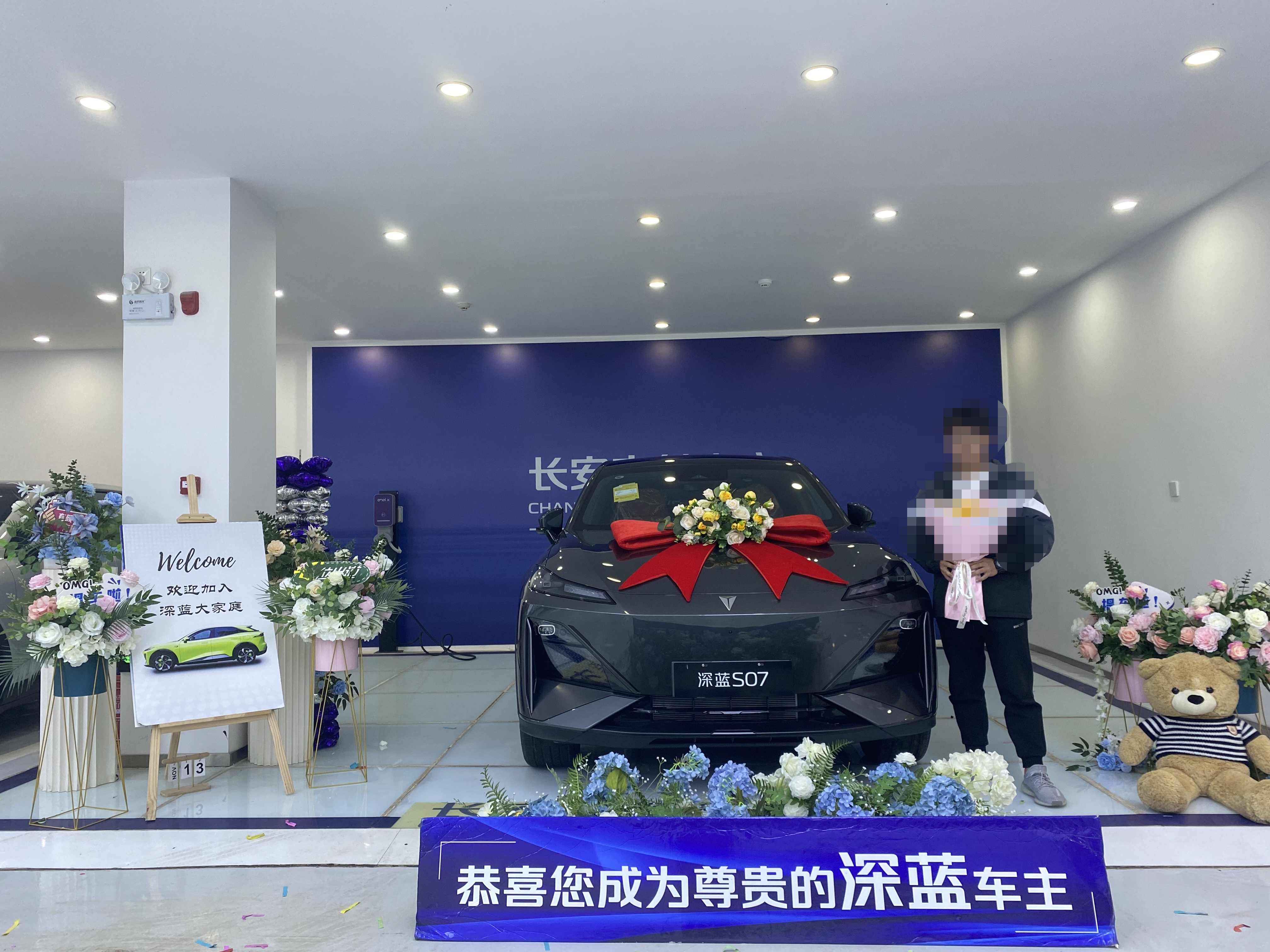 第一百万辆深蓝汽车量产下线，作为深蓝的100万分之一，也是一个老车主，我想分享下为什么选择深蓝，当初S07刚刚上市我第一眼就被它的颜值吸引了，外观有棱有角，车灯特别英气，然后开始了解这个品牌，从品牌的理念到车整体的配置一一做了对比，最后毅然决然的选择了这个车。
购买的时候我记得是2024年的11月0