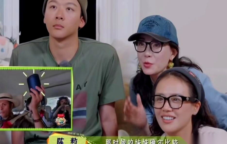 最近的这档旅行综艺里，陈数看着画面里的张雅琪，冷不丁飘出一句：“那时候的妹妹，确实比较浓妆。”
一句话，直接把新人脸上的妆造底牌掀到了台面上。
隔着屏幕都能看出的浓重，放到现场面对面，对比只会更刺眼。被前辈当着面这么一挑明，张雅琪一时卡了壳，不知道该怎么接话，气氛眼看就要掉地上。
就在这个时候，李沁