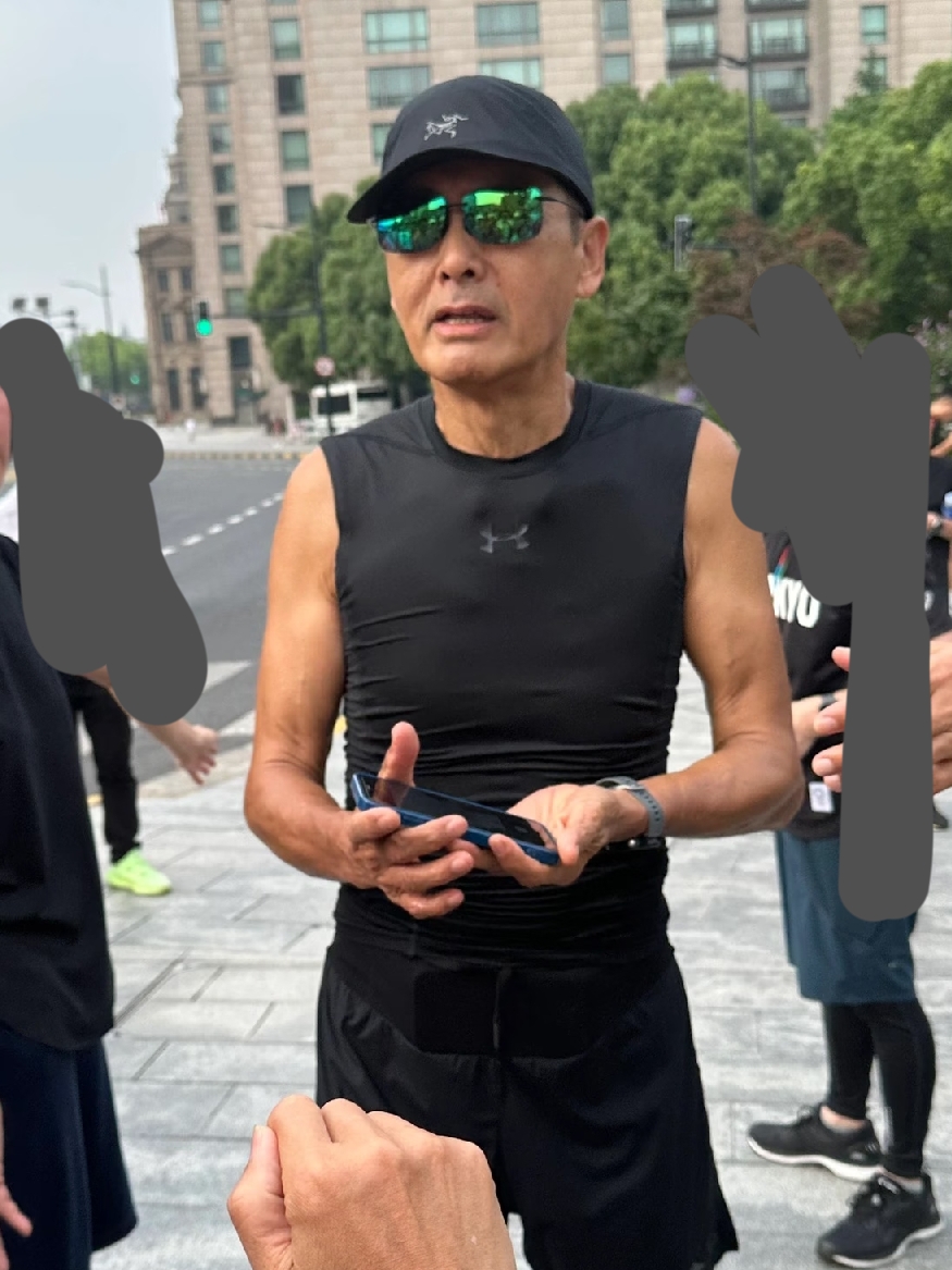 不查不知道，
一查吓一跳，
71岁的周润发为什么这么“普通”呢？他图什么？

查了一下，周润发身家几十亿，却经常被拍到坐地铁、逛菜市场、穿拖鞋。有人问他为什么这么省，他说：“我妈妈教我，做人要平凡。”

他不是装，是习惯了。小时候家里穷，他擦过皮鞋、当过邮差，知道每一分钱来得不容易。现在很多明星出门