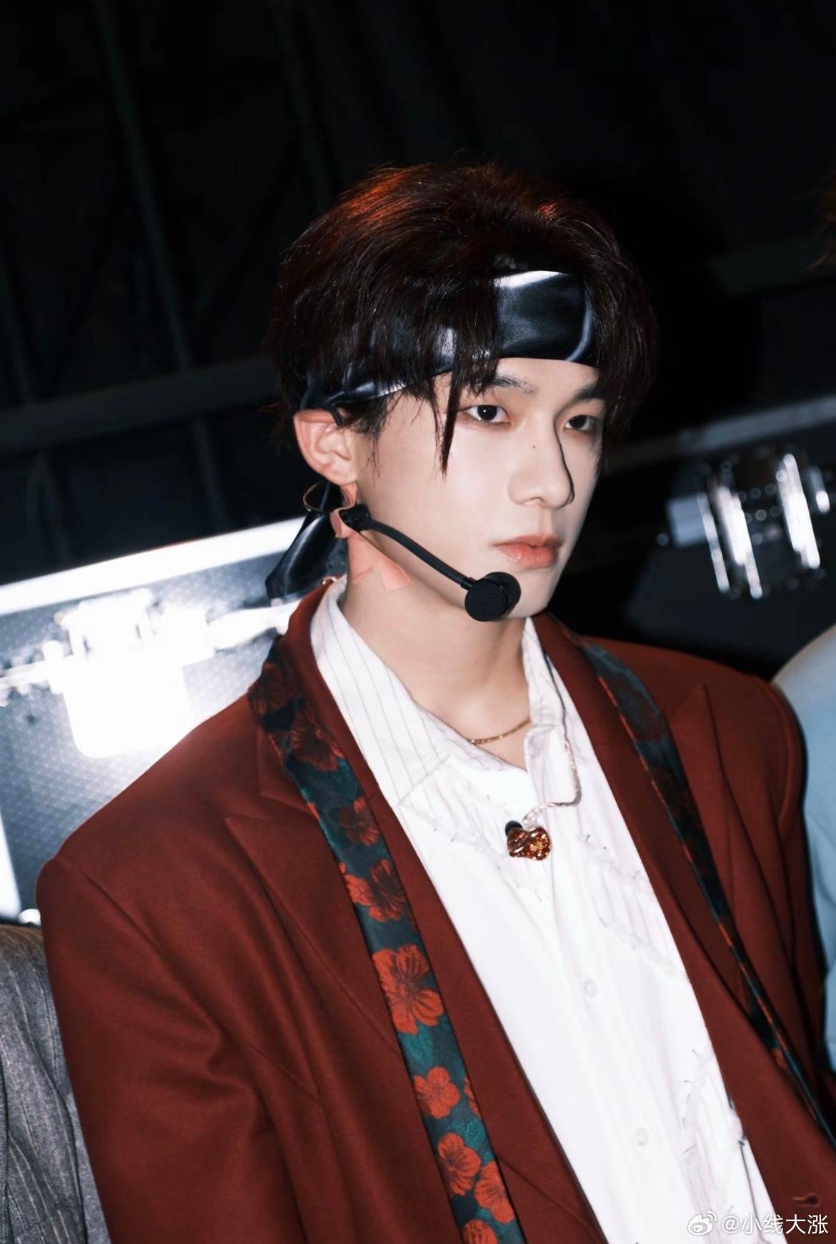 #披荆斩棘2026主题曲越# 《披荆斩棘2026》主题曲名为 《越》，已于 2026 年 10 月 1 日全平台上线。 核心创作者：本季选手 管健嘉晨包揽了作词、作曲及制作人，这也是该系列首次由参赛哥哥主导创作主题曲。演唱阵容：由孙楠、满江、郭晓东、李光洁、小沈阳、余文乐、王传君、阿云嘎、艾热、张彬彬、唐 ​