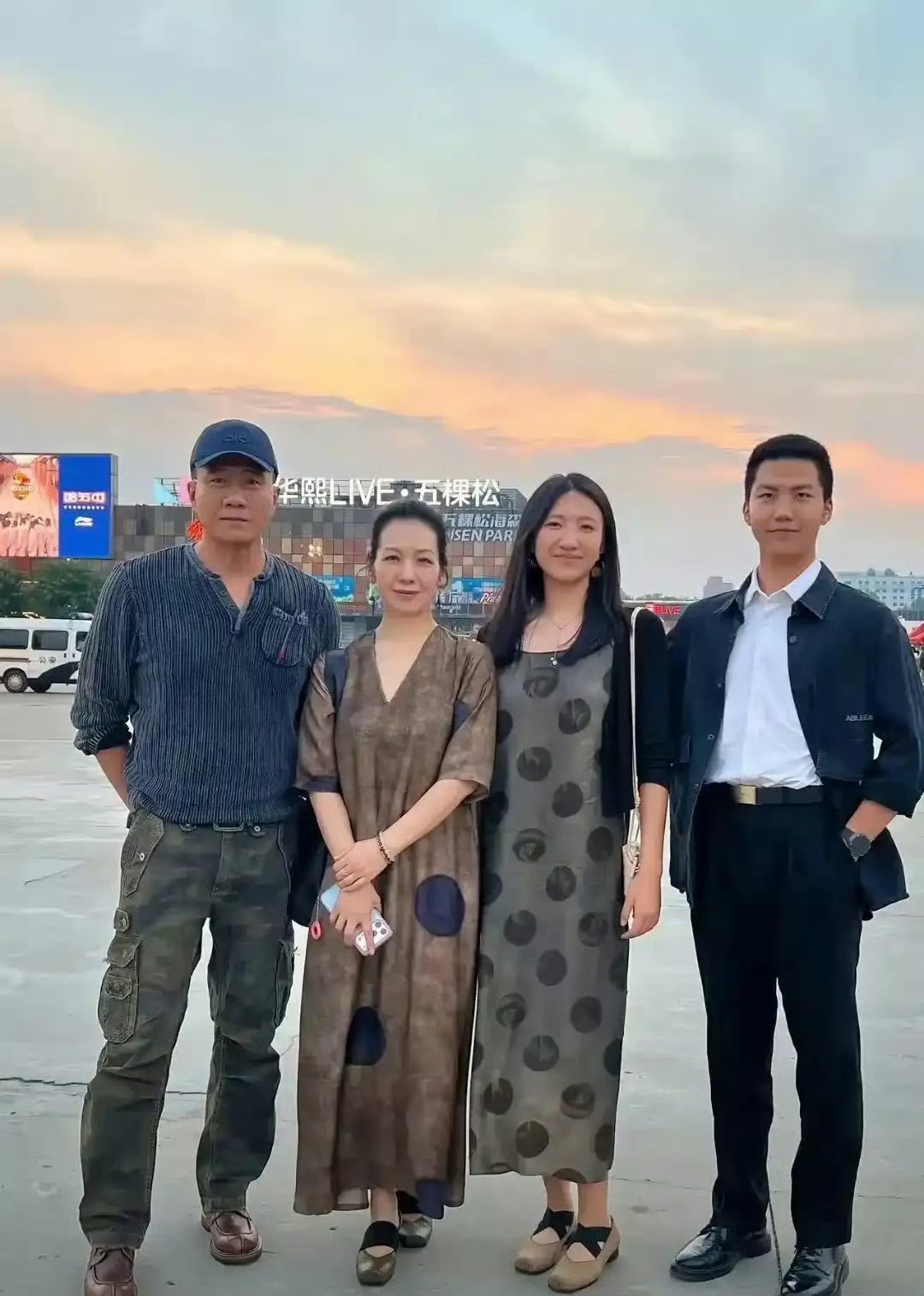 胡军一家五棵松被偶遇！17岁胡皓康穿衬衫身姿笔挺，自带高干子弟既视感 ​​​