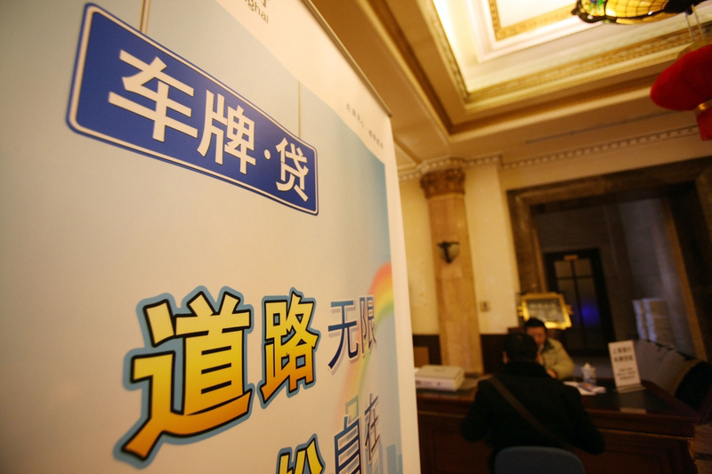 宝马5系网传跌到28万，济南报出的价格还更低。很多人疑惑，网上看到的底价到底是不是真的，真到店里一算，实际成交的落地价，感觉又高出不少￼￼￼。

网上挂出来的低价，大多是分期裸车价，要办贷款、店内买保险才能拿到这个数字。全款拿不到网上宣传的低价，购置税、服务费