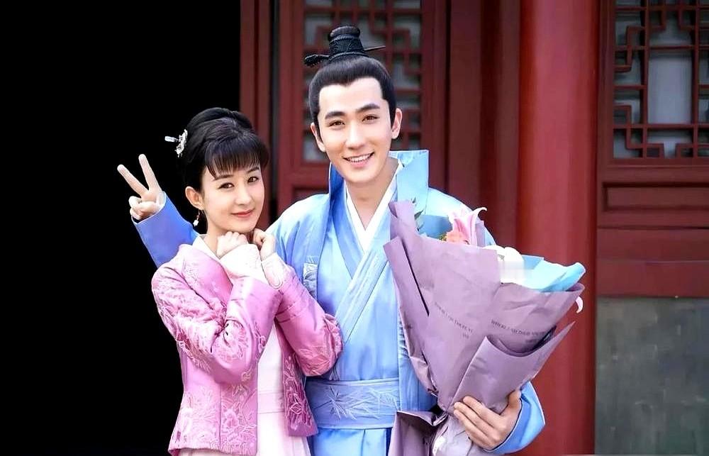 《知否》发布会上，冯绍峰当着一堆镜头，把朱一龙架到了火上。

冯绍峰指着他说，你长得太像梁朝伟了。换作别人早就顺杆爬买热搜，朱一龙没接茬，抓起话筒硬生生把话题拽回剧本。

圈里多的是顶着“小某某”头衔捞快钱的人。他偏把这张脸藏起来，在新片《空枪》里死磕戏份，硬是靠自己捧回双料影帝。

放着现成的捷径