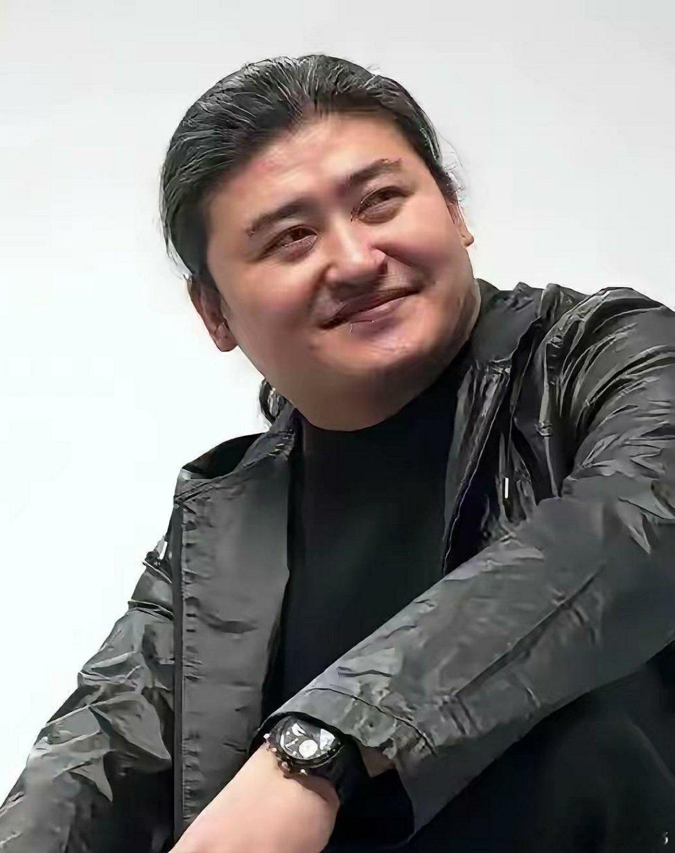 那英在成都演唱会上含泪加唱《弯弯的月亮》送别病逝的故友刘欢，却意外引发“未报批该不该罚”的争议，最终成都文旅局在三天内给出了一个不属变更节目无需重新报批的关键定性。 一、事件核心：一场突发的即兴致敬-