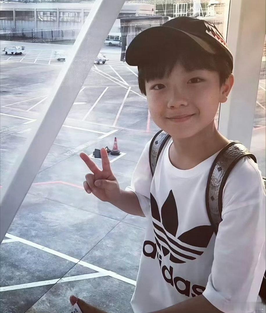 10岁的苏新皓坐飞机✈️自己参加活动，行前给自己画了一张详细的服装搭配图，感受一下小铲儿萌力量和從小到大的J体质。(那时候就是图2这种儿童[拜托]）

#苏新皓一路向海的少年# ｜#prada品牌大使苏新皓# ​