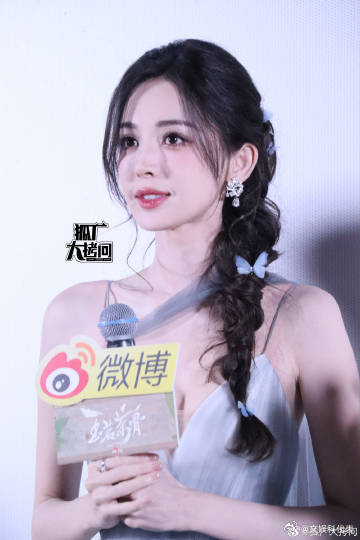 #娜扎赞助商衣服质量翻车了# 娜扎稳稳控场，就算赞助商衣服质量翻车也没乱了阵脚。 ​
