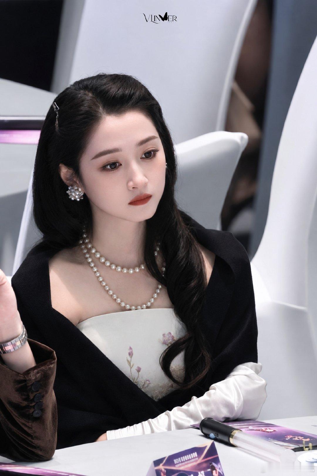 #关晓彤[超话]##孟子义抓彩带给关晓彤# gxt#关晓彤千里江山图# gxt#关晓彤董慧文# 

与你并肩走过的街角，连水泥缝都钻出嫩芽，偷听大地回暖的密语。

​​​
