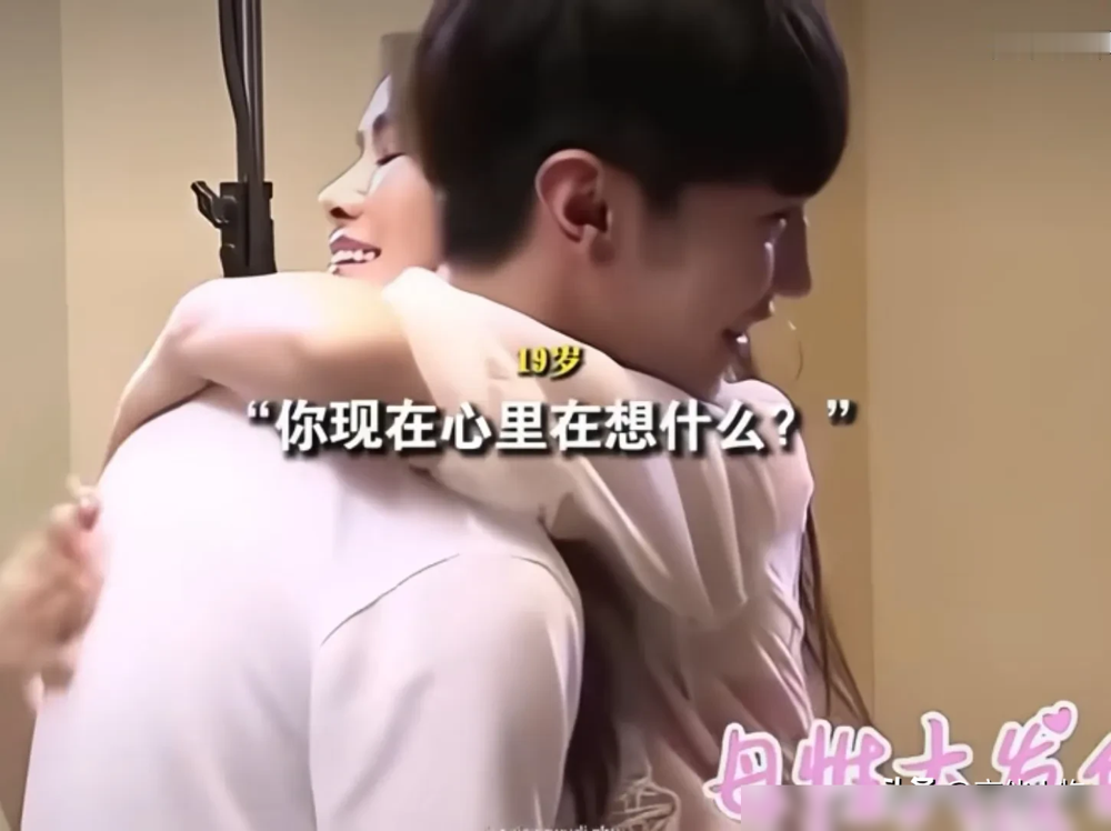 伊能静当年问陈哲远：靠脸就红，你高兴吗？他一脸懵，摇头。
那是2015年的《流行之王》，他唱跳都不行，站淘汰边上。伊能静补了一句：等才华超过长相，你才是真艺人。
2025年10月24日，俩人同框。伊能静又笑着问：靠脸就红开心吗？陈哲远咧嘴：开心啊！
从不到开心，中间隔着《暗格里的秘密》《我的反