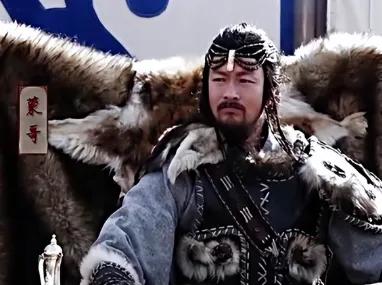 一个被低估的帝王
在成吉思汗和忽必烈的光芒下，蒙哥似乎显得黯淡。但历史学家们一致认为：正是蒙哥，才真正让蒙古帝国从“部落联盟”变成了“世界帝国”。

1251年，43岁的蒙哥登基。等等，不是说27岁吗？别急，这就要说到一个关键细节了。

蒙哥虽然是成吉思汗的孙子，但他年轻时并不被看好。他的父亲拖雷在