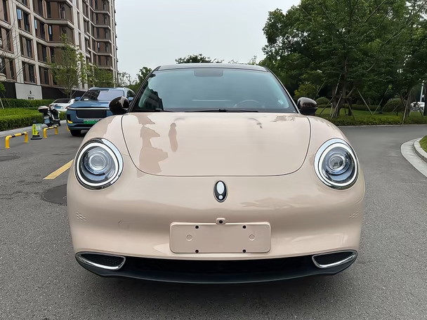 标志性设计‌：延续品牌经典的复古圆润造型，搭配辨识度拉满的圆形复古大灯，封闭式前脸完全契合纯电车型的设计风格，视觉辨识度极高。
‌细节特征‌：这台展车搭配了专属的黑色运动轮毂，和浅桃色车身形成柔和撞色效果，进一步强化了俏皮时尚的风格，前挡风玻璃上还贴有门店的新车提示标签，是一台全新待售的准新车。
🔍 车型核心亮点
作为主打都市通勤的热门纯电小车，欧拉好猫的核心优势十分突出：
‌颜值优势‌：由前保时捷设计师操刀设计，复古流线造型在10万级纯电车型中颜值表现属于第一梯队，精准契合都市年轻用户的审美偏好。
‌空间表现‌：轴距达到2650mm，在同级别小型纯电车里空间表现宽裕，完全满足日常城市通勤、短途出游的载人载物需求。
‌安全品质‌：车身超高强度钢占比超70%，同时斩获中欧澳三地五星安全认证，是同级少有的安全表现拉满的纯电代步车型。
⚠️ 选购参考提示
目前该车型终端起售价低至6.98万元，提供335km、401km、430km、501km多种续航版本可选：
有家充条件、仅日常短途通...