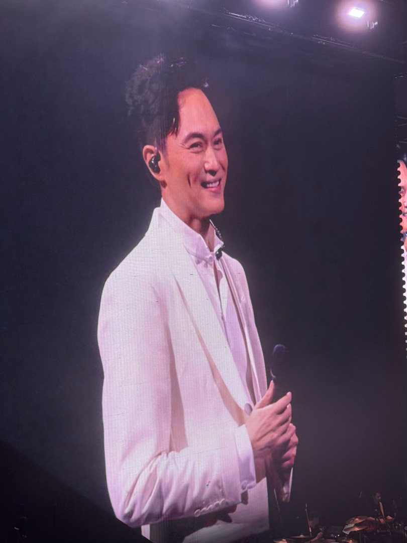 #张智霖[超话]#  

哥！一直都在❤️
三年前在线下观影会粉丝追问的”几时开演唱会?“ 🙋‍♀️
终于在三年后的今天实现🥳果然大仙总是有求必应！
 
只可惜本留子在外上学，还是错过了这个十年之约[泪]
上学期间，本人也是常常上b站回味以前演唱会的视频（红发仙！）所以非常羡慕今天能到 ​