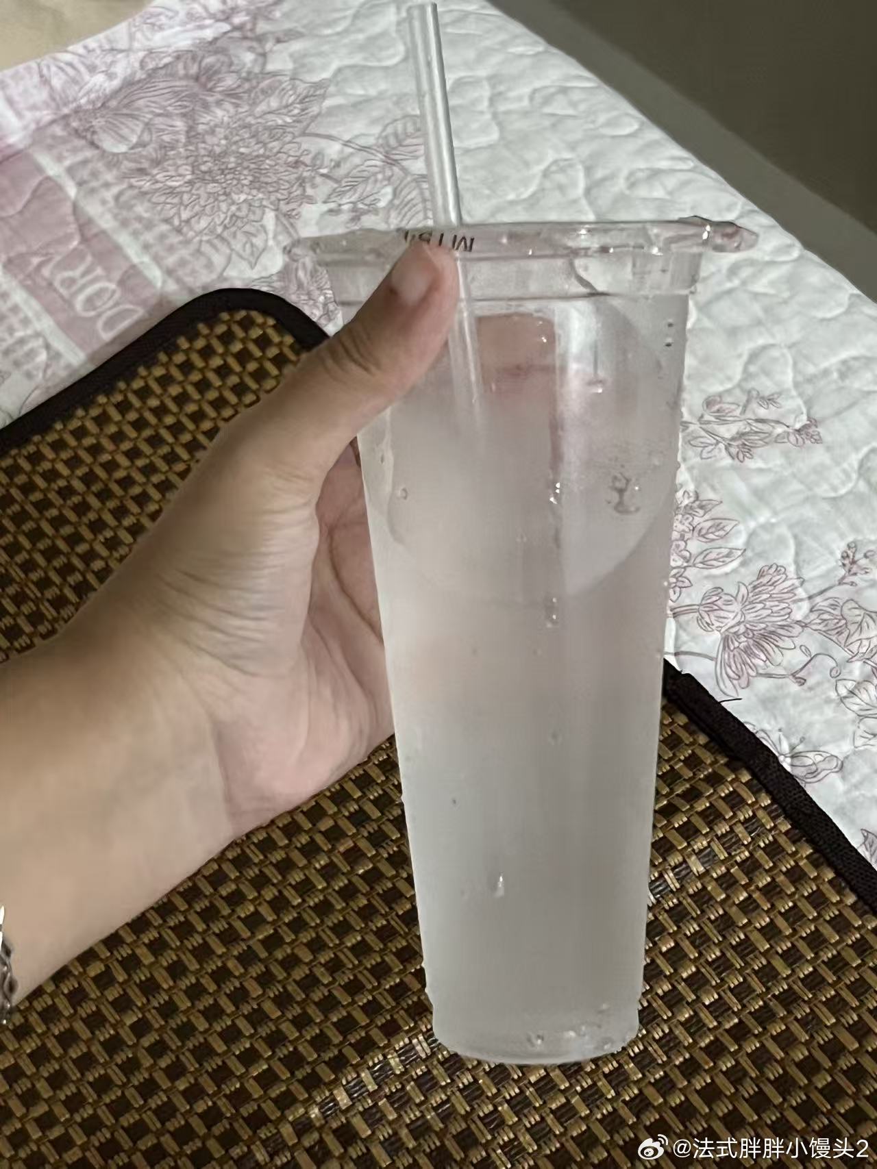 海南椰子最近超级便宜这样的杯装 12块钱3杯三杯咋的也有1L了去年的时候还九块钱一杯实现了椰子当水喝[舔屏][舔屏]恋爱[超话]恋爱plog ​​​