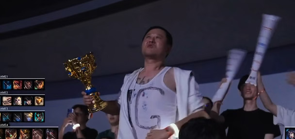 IG对战AL现场热血观众，撕破跨栏背心！