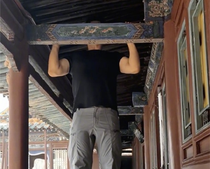 恒山悬空寺横梁上做引体向上被立案，法律告诉你没弄坏也可能违法

横梁上的引体向上：当“未损毁”成为文明的最后一块遮羞布

山西恒山悬空寺，一座悬在崖壁上一千五百年的木构奇迹。有人却在它的古建横梁上做起了引体向上。官方通报说，暂未发现可见损伤，但存在潜在扰动风险及严重安全隐患，公安机关已立案调查。