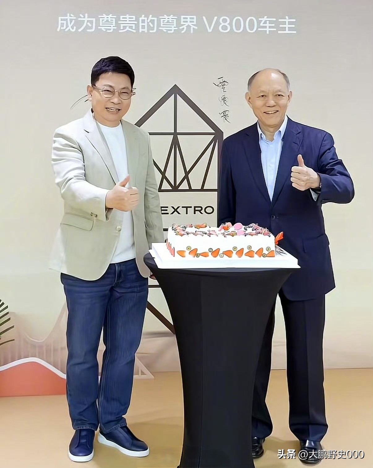 国庆假期，余承东亲自现身香港，为霍英东集团总裁霍震寰交付尊界V800。霍震寰直言这是自己的第一台国产车，体验超越世界顶流品牌。连见惯顶级豪车的港圈“老钱”都被征服，国产超豪华汽车这次真的凭实力出圈了！