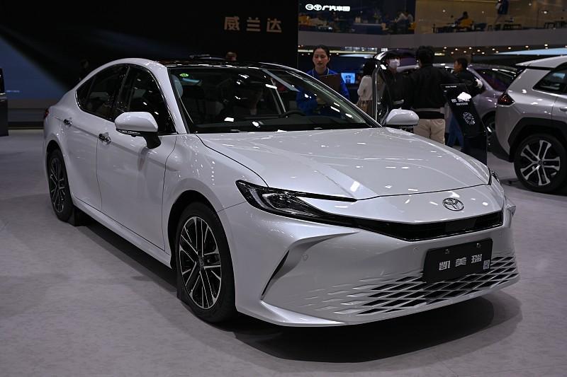 公司采购老李想换台车，把他那台开了11年的卡罗拉给换了，问我有什么推荐？

我说你用惯了日系的话，我就推荐你用凯美瑞，
1，三大件和雷克萨斯es一样，质量没的说

2，混动的，现在价格也下来了，省油，上班族用的不错

3，全球车型，维修售后方便

4，家庭用的话，空间也比较大

这台车最大的特点就是