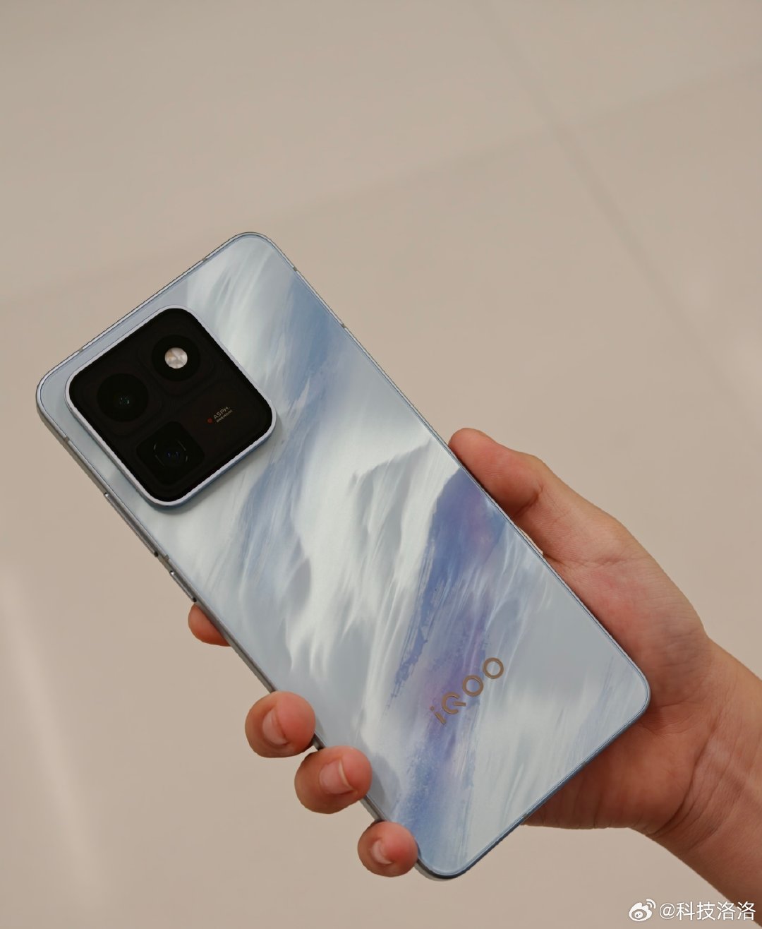 iQOO 15T加持2K屏和2亿主摄，搭载电竞芯片Q3、了，内置8000mAh大电池，游戏体验拉满，拍照随手出片 ​