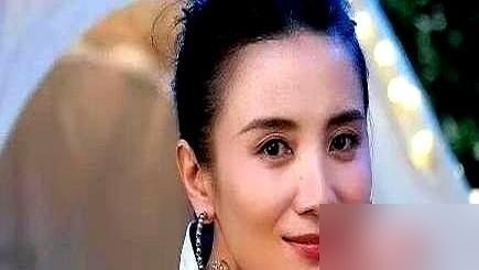 宋佳找那英要票，被拒了。李维嘉开口，也没给。不是差钱，是那英压根不玩送票这套。可王菲、宋丹丹，五十多号艺人全自己掏钱坐台下。最绝的是宋佳，没票就没票，直接杀到南京站，上台合唱了一首《梦醒了》。那英也没拦着，唱完搂着她冲台下乐。你看，不送票，反而把人情留在了台上。成年人的体面，不是白拿，是拿本事换。