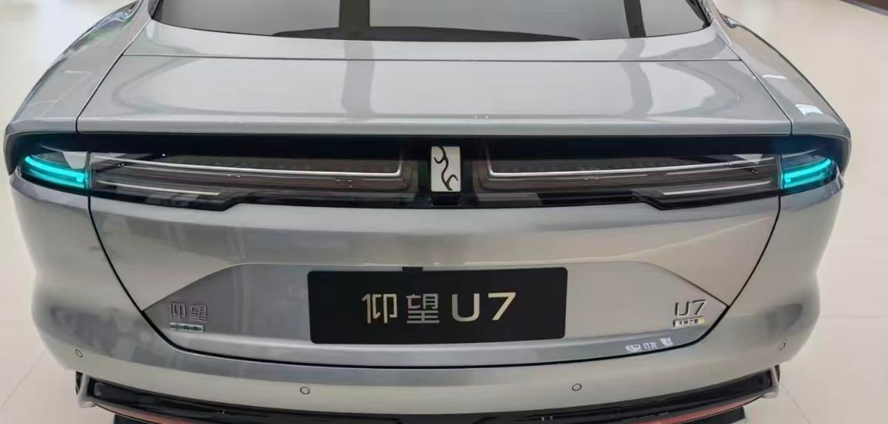 和朋友一起试驾仰望U7，真实乘坐+驾驶感受
这次专门约上朋友一起来试仰望U7，一人开、一人坐，感受会比自己单独试驾更全面。
先让朋友开，我全程坐副驾。第一感觉就是底盘质感太高级。路过市区细碎烂路、接缝路面，震动几乎都被底盘消化掉，车内很平稳，完全没有松散颠簸感。朋友也说这车看着很大，但开着一点不累，