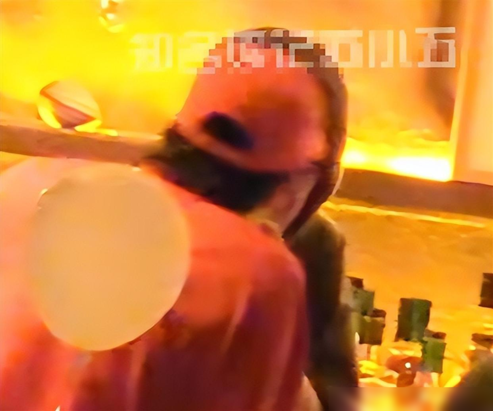 真没想到，内娱藏得最深的铁哥们，竟然是鹿晗和张碧晨。
昨天张碧晨过生日，鹿晗直接杀到现场，抓起麦克风就嚎了一首《爱很简单》。
气氛直接顶满，散场时鹿晗脚步飘忽，目光迷离，明显是真喝高兴了。
外人总以为他俩八竿子打不着，其实人家早就在《五哈》里，戴着头盔一块灰头土脸地穿街走巷送过外卖。
卸下明
