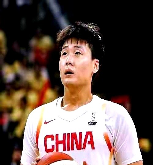 周琦、赵睿、张镇麟全落选，中国男篮亚运会14人名单彻底翻篇。

郭士强这次选人没留情面。胡明轩带头冲锋，胡金秋死守内线，崔永熙和廖三宁直接被推上首发阵线。

整个夏天的集训，教练组手里的量尺就两把：当下的状态和场上咬碎牙的拼劲。过去靠名气站位的规矩被撕得粉碎。这支全是中生代和年轻面孔的队伍，把新老交