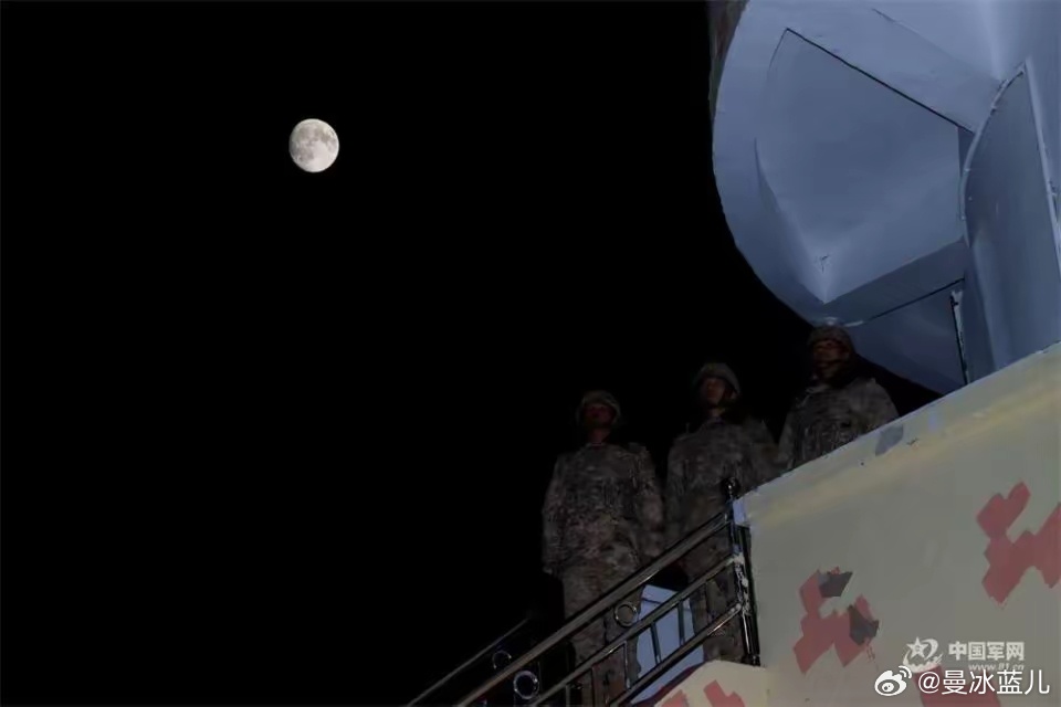 烈火雄风[超话] 中秋夜，在海拔5380米的神仙湾哨楼，官兵在站岗执勤。（来源 :  中国军网）致敬中国军人致敬人民子弟兵 ​​​